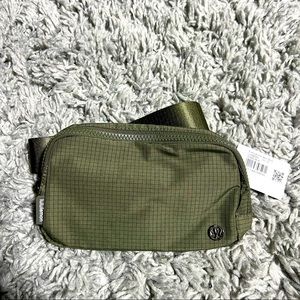 New!  Lululemon everywhere belt bag carob brown/black